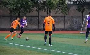 新葡京博彩官网-足球赛场如火如荼，球员们为荣誉拼尽全力(足球队员比赛)