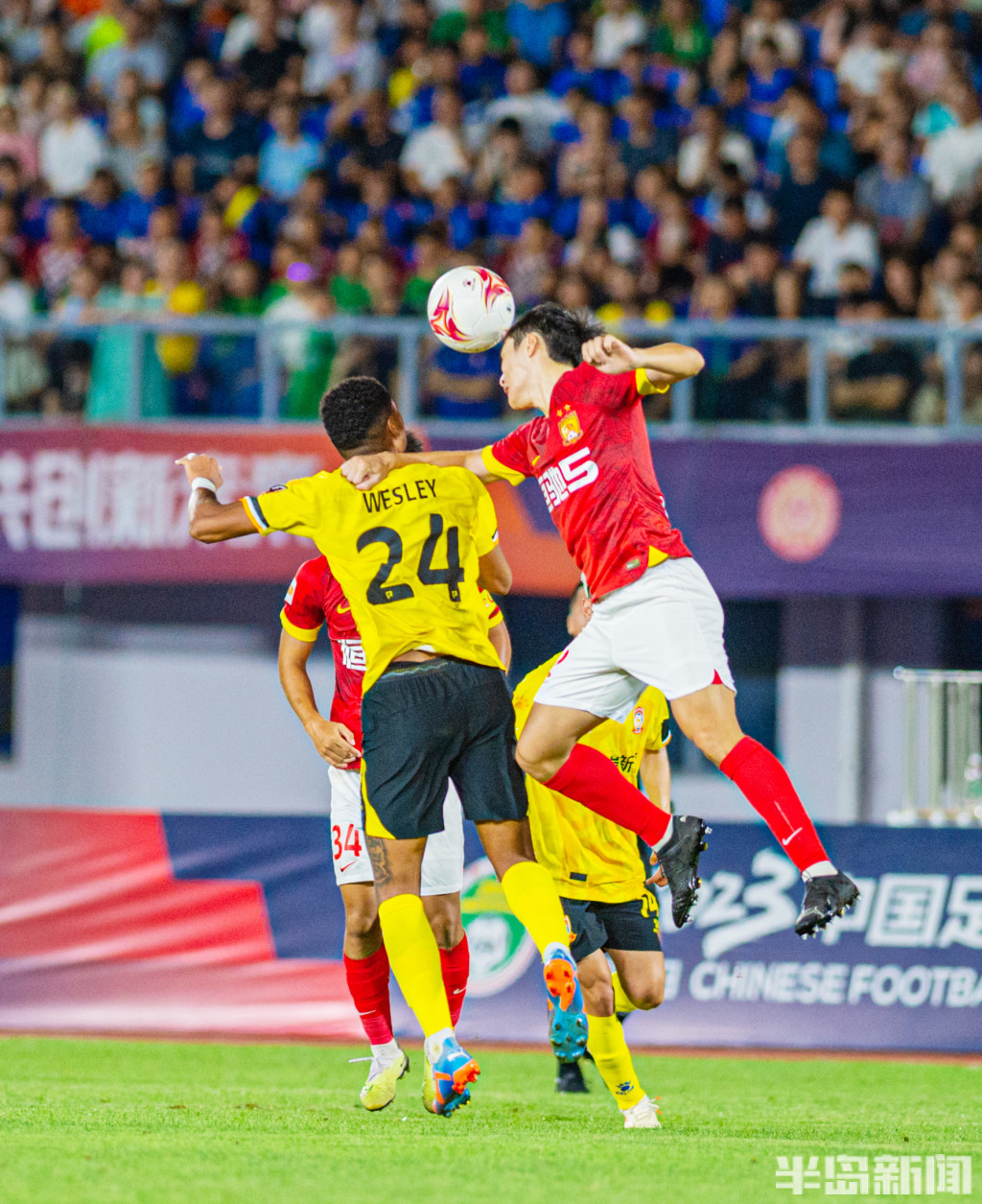 广州恒大主场大胜青岛黄海继续追赶的简单介绍